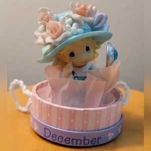 VTG Precious Moments Hatta Girl Monthly Hatbox Figurine, December, 2004, Enesco